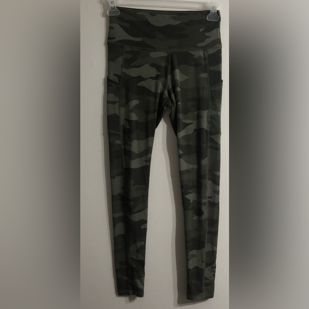Women’s  camo high rise legging two side phone pockets  pul on green. S